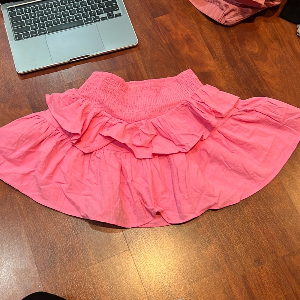 Size XS SHEIN pink ruffled flowy mini skirt - Picture 2 of 3